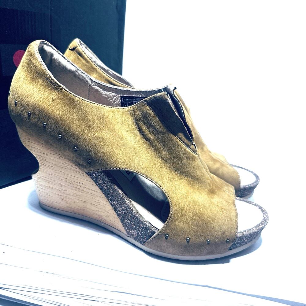 Tsubo Cellini wooden Heels Notch Wedge Tan leather Womens sz 9 chunky studded